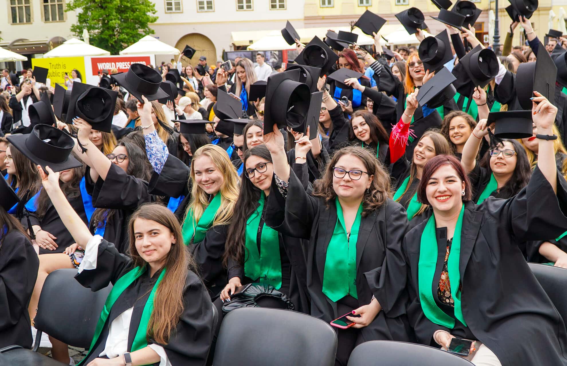 foto video sute de toci aruncate în piața mare - studenții ulbs și aft au sărbătorit absolvirea pe ritmuri muzicale și glume