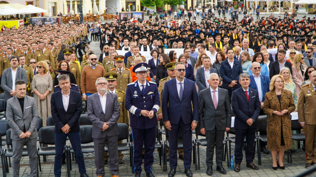 foto video sute de toci aruncate în piața mare - studenții ulbs și aft au sărbătorit absolvirea pe ritmuri muzicale și glume