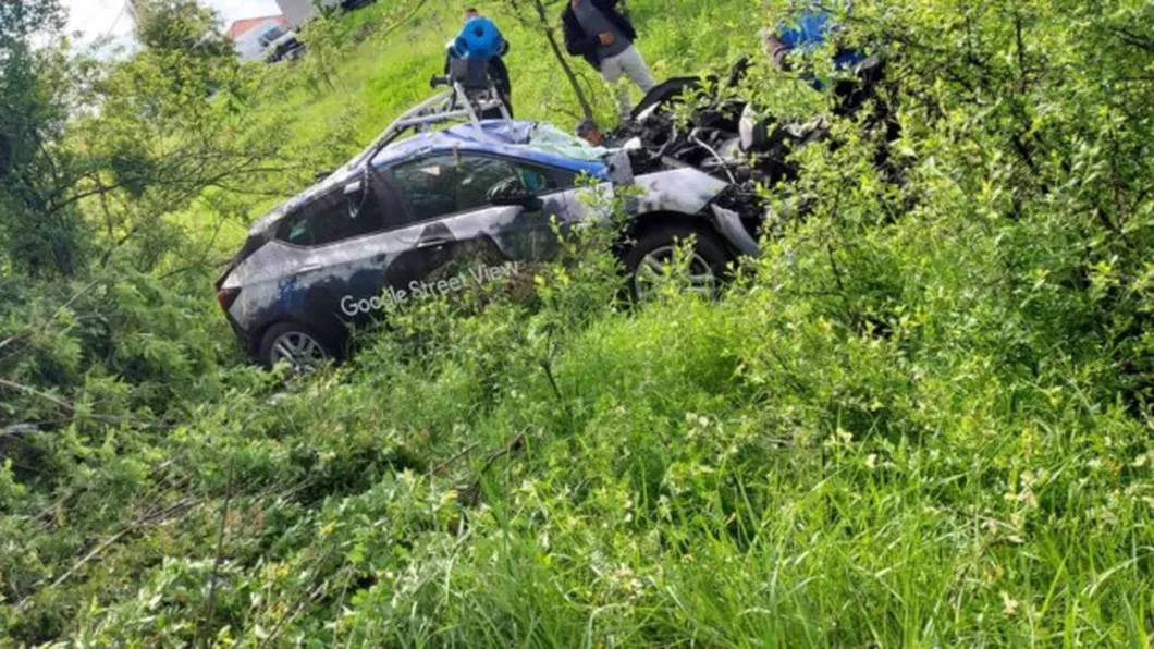foto mașina google street view lovită de tren în românia - șoferul este rănit