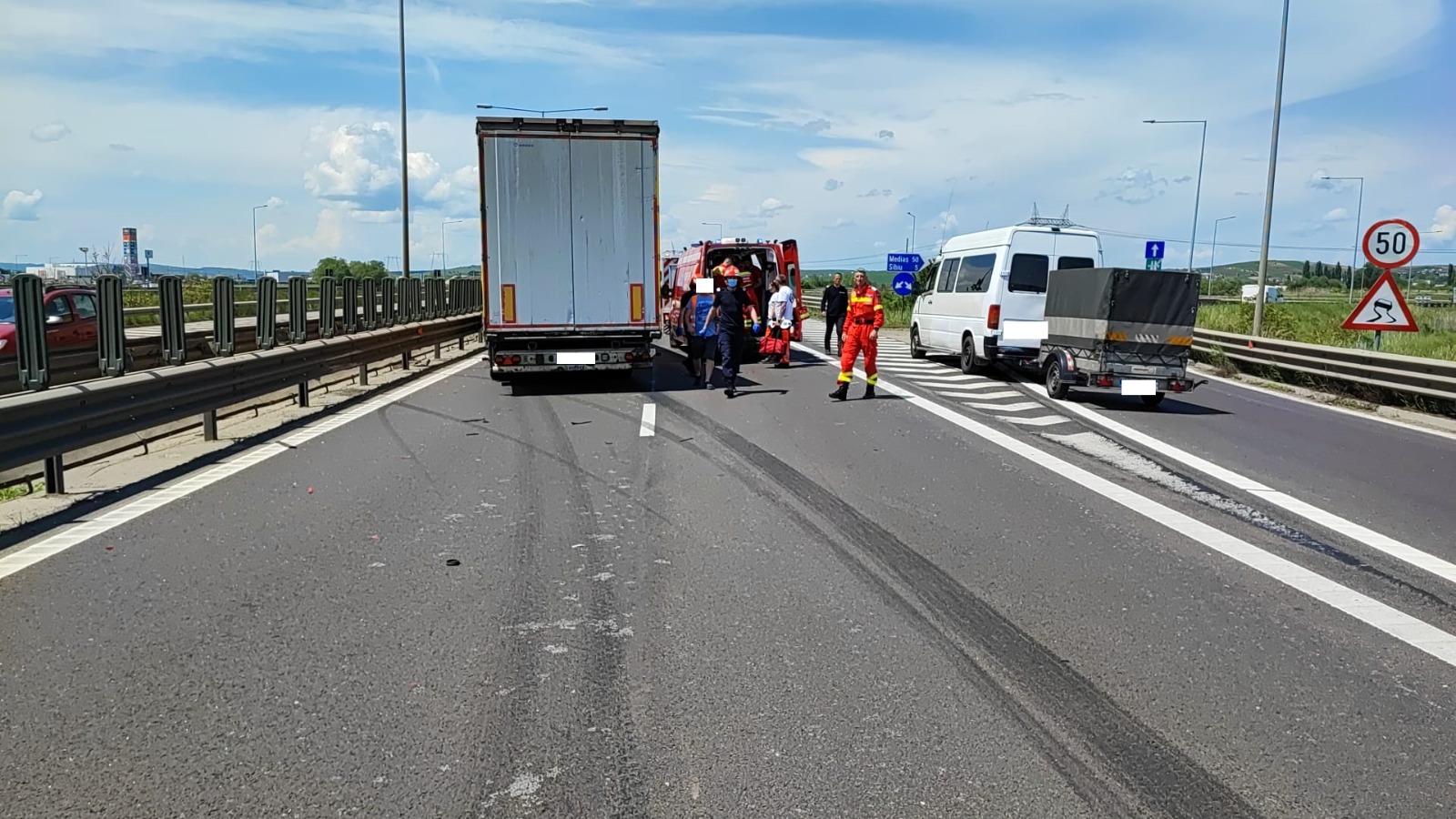accident grav pe autostradă la sibiu - mașină lovită de un tir și proiectată în alt camion