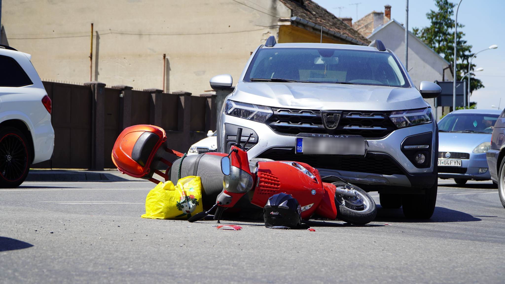 video foto: scuter lovit de o mașină pe strada reconstrucției - un bărbat a fost rănit