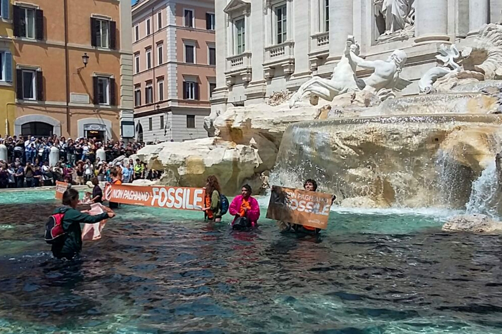 protest în italia - activiștii de mediu au turnat cărbune lichid în fontana di trevi din roma