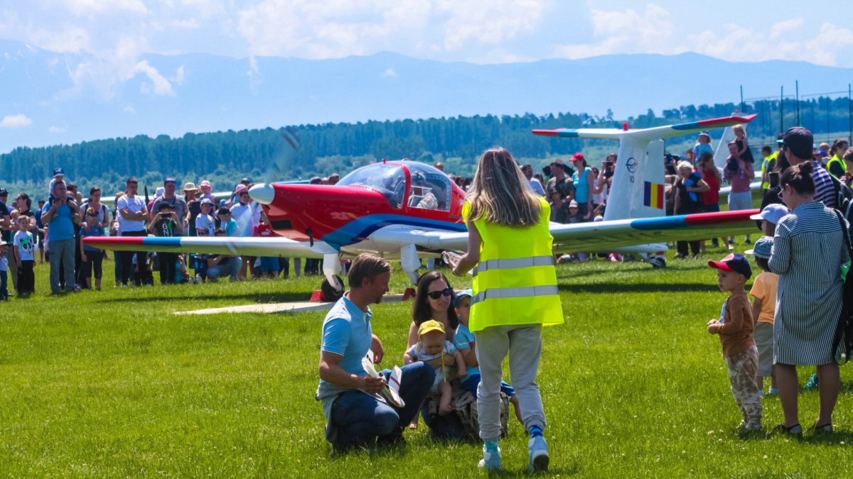 aeroclubul sibiu își deschide porțile - se sărbătorește ziua copilului în avans printre aeronave