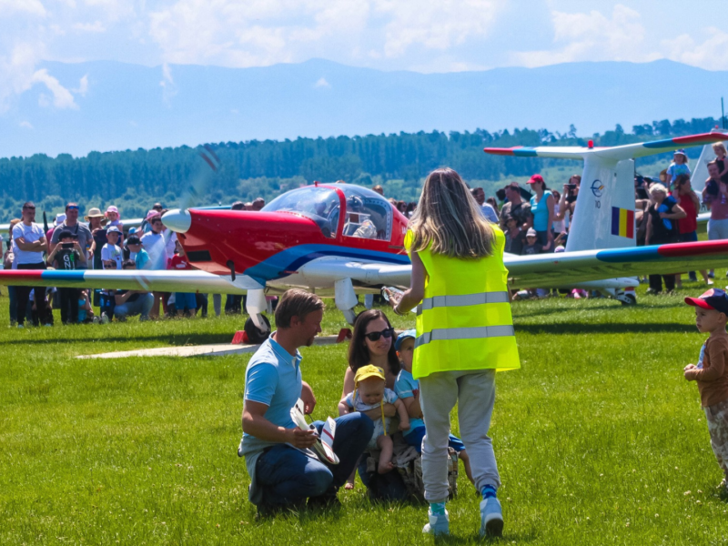 aeroclubul sibiu își deschide porțile - se sărbătorește ziua copilului în avans printre aeronave