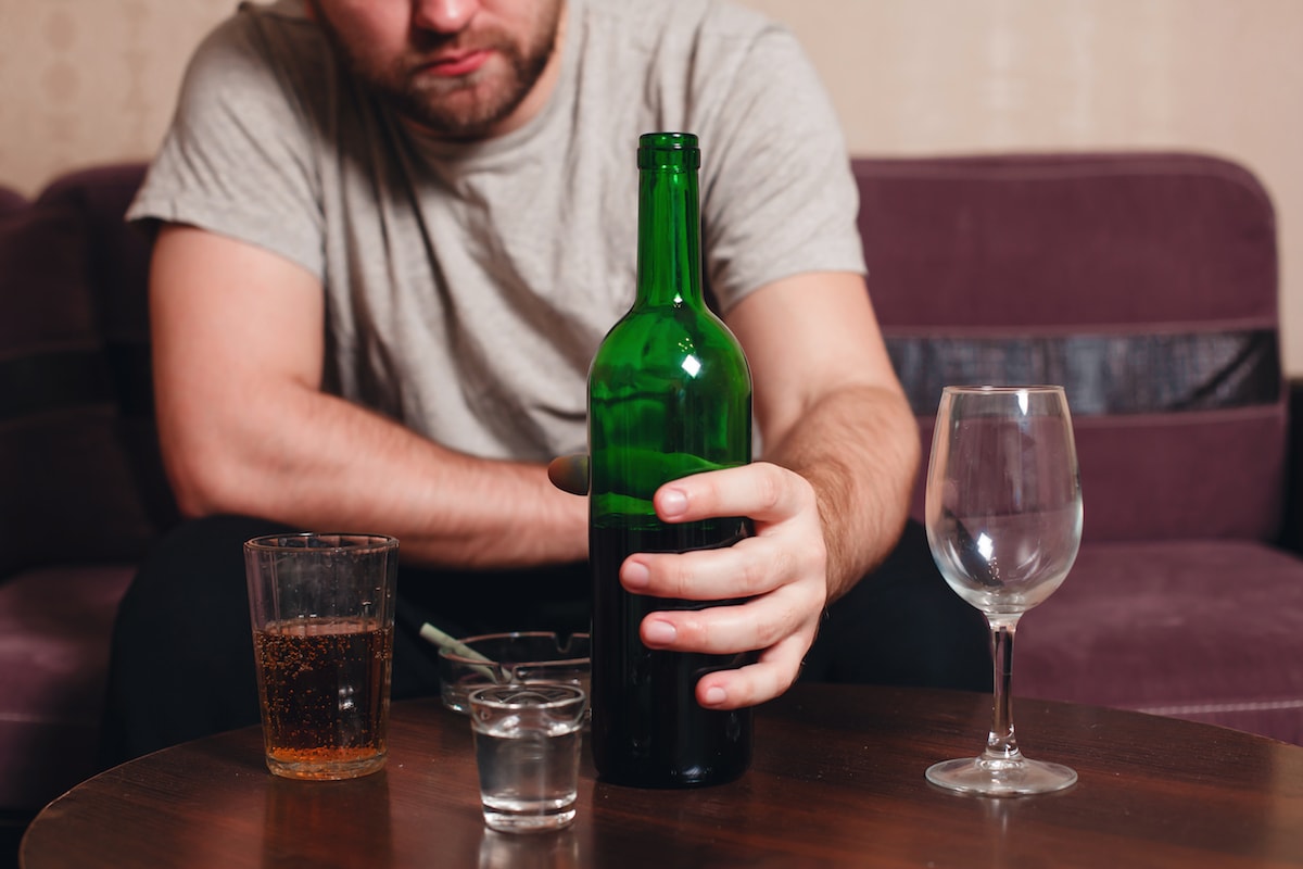 numărul alcoolicilor din românia, în creștere alarmantă - "luam băutură ca să am forță de muncă"