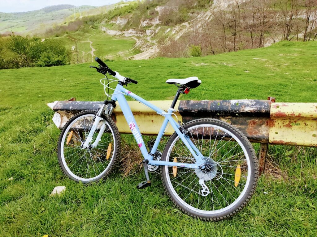 foto drumeție cu bicicleta pe colinele din gușterița - traseu fără câini care să te fugărească