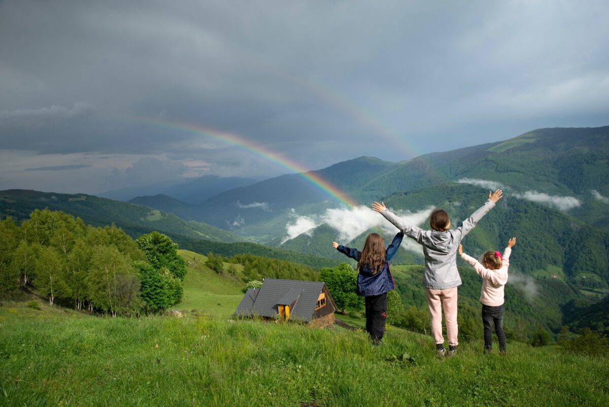 tabără gratuită pentru copiii din sibiu - plimbări cu măgăruși, muzică și dans la poalele munților
