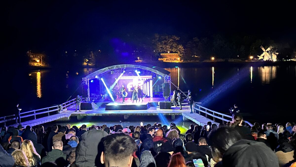 video foto: muzeele din sibiu, luate „cu asalt” de sibieni de „noaptea muzeelor” - damian & brothers au făcut show pe scena de pe lac