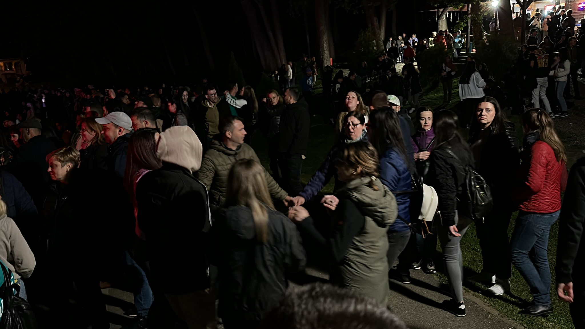 video foto: muzeele din sibiu, luate „cu asalt” de sibieni de „noaptea muzeelor” - damian & brothers au făcut show pe scena de pe lac