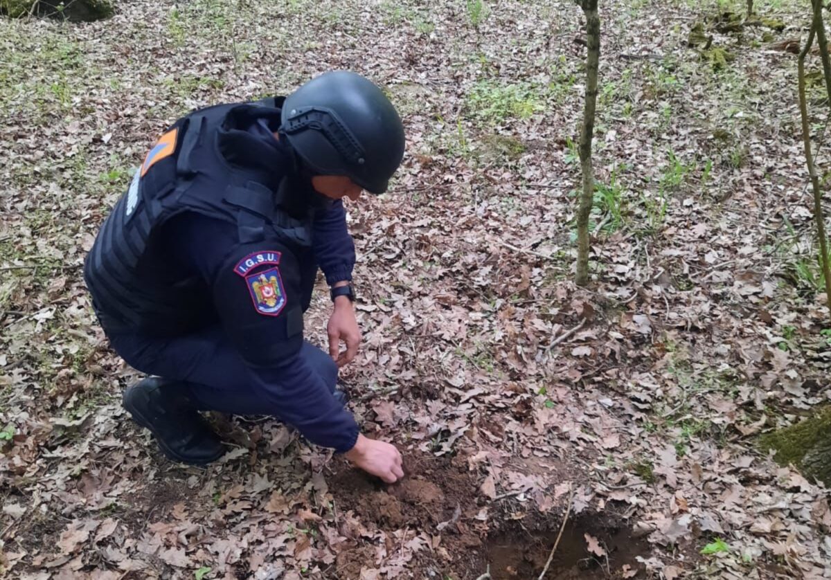 foto: muniție găsită în pădurea dumbrava - echipa pirotehnică a ridicat-o