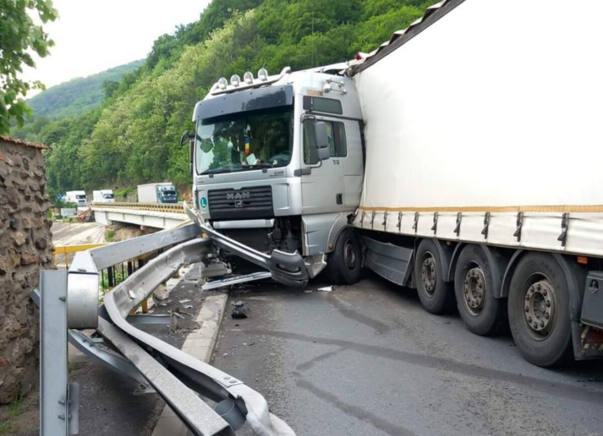 update: trafic blocat pe dn7 la călimănești - a explodat roata unui tir