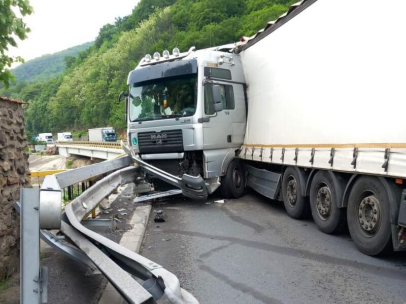 update: trafic blocat pe dn7 la călimănești - a explodat roata unui tir