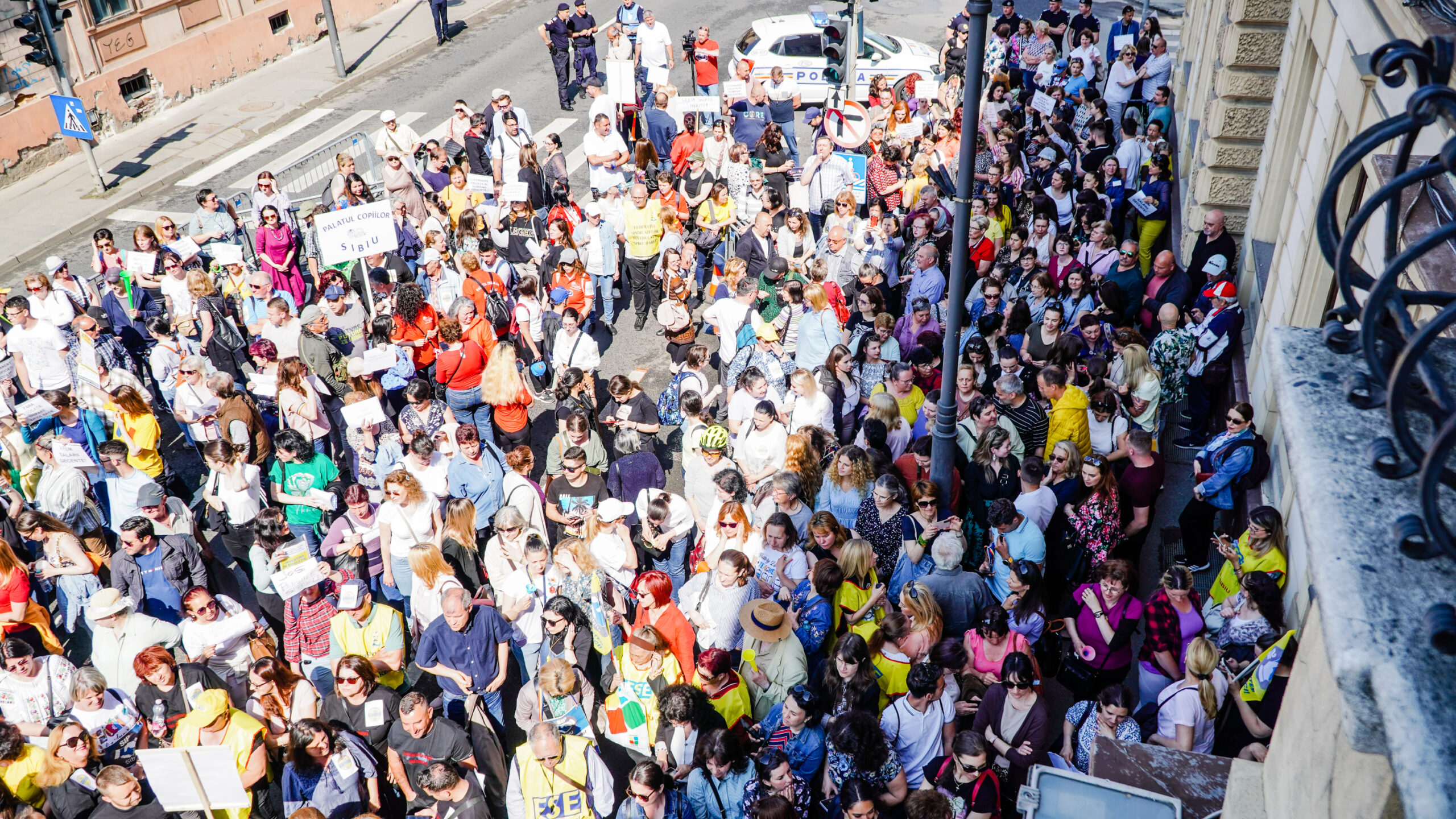 video foto protest în fața prefecturii sibiu cu peste 2.000 de dascăli - „am fost tratați cu dispreț, umiliți și ni s-au promis multe”