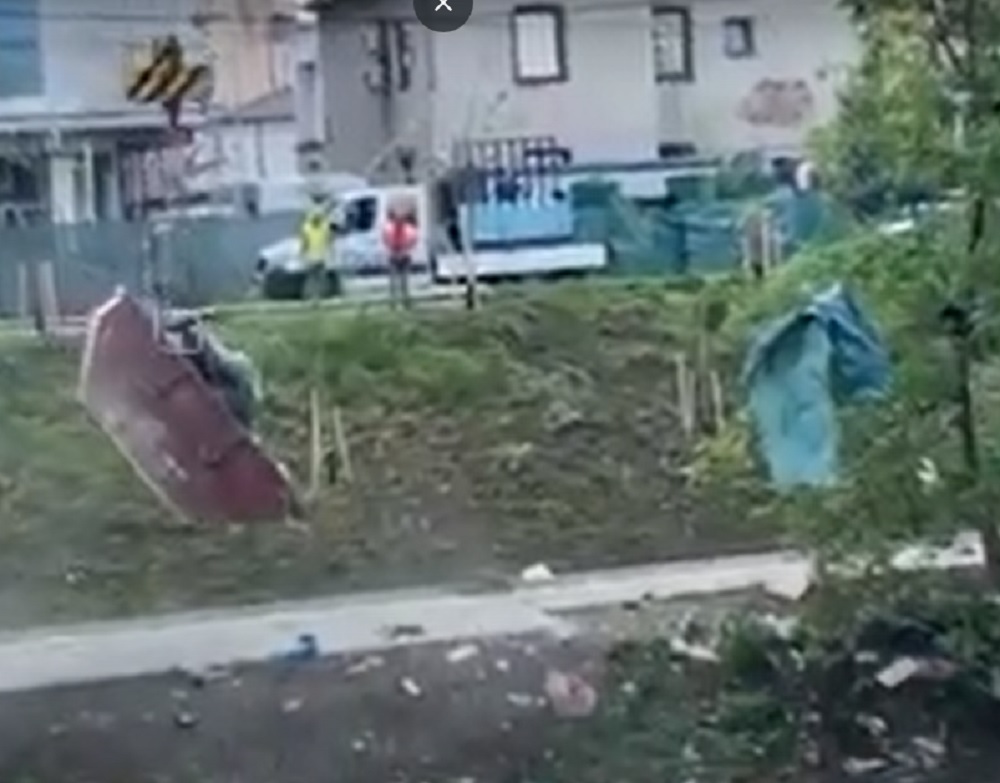video - deșeuri din construcții, aruncate cu macaraua în râul cibin - se pare că din greșeală