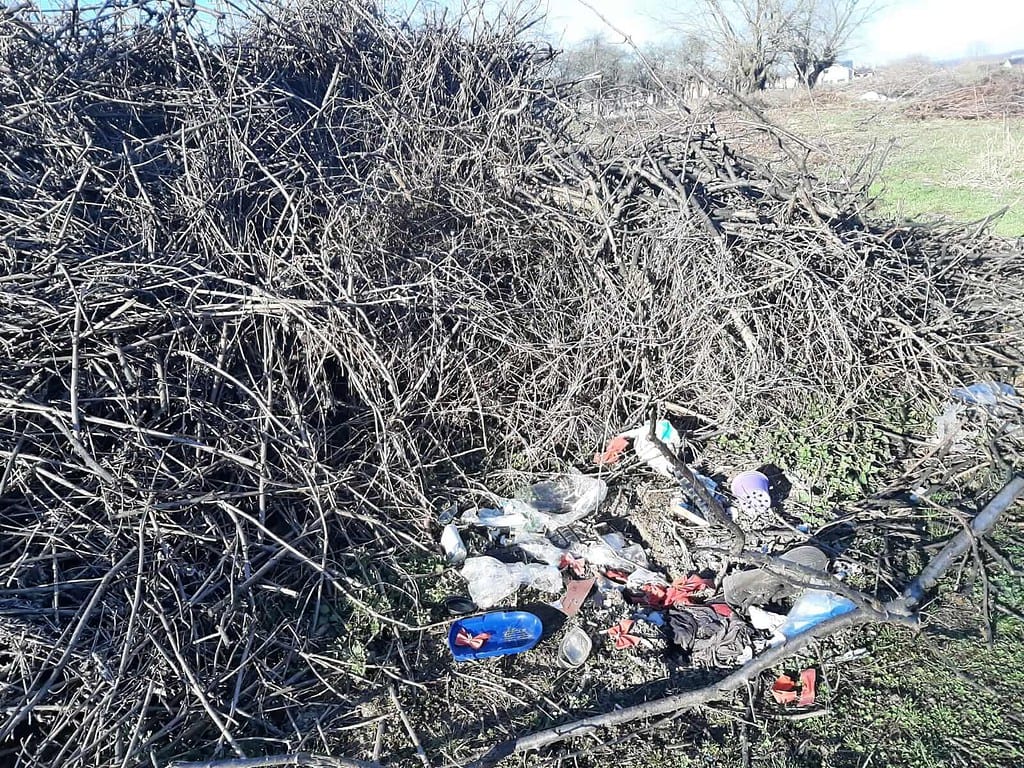 primăria cisnădie amendată de garda de mediu cu 40.000 de lei - deșeuri aruncate lângă lacul măgura