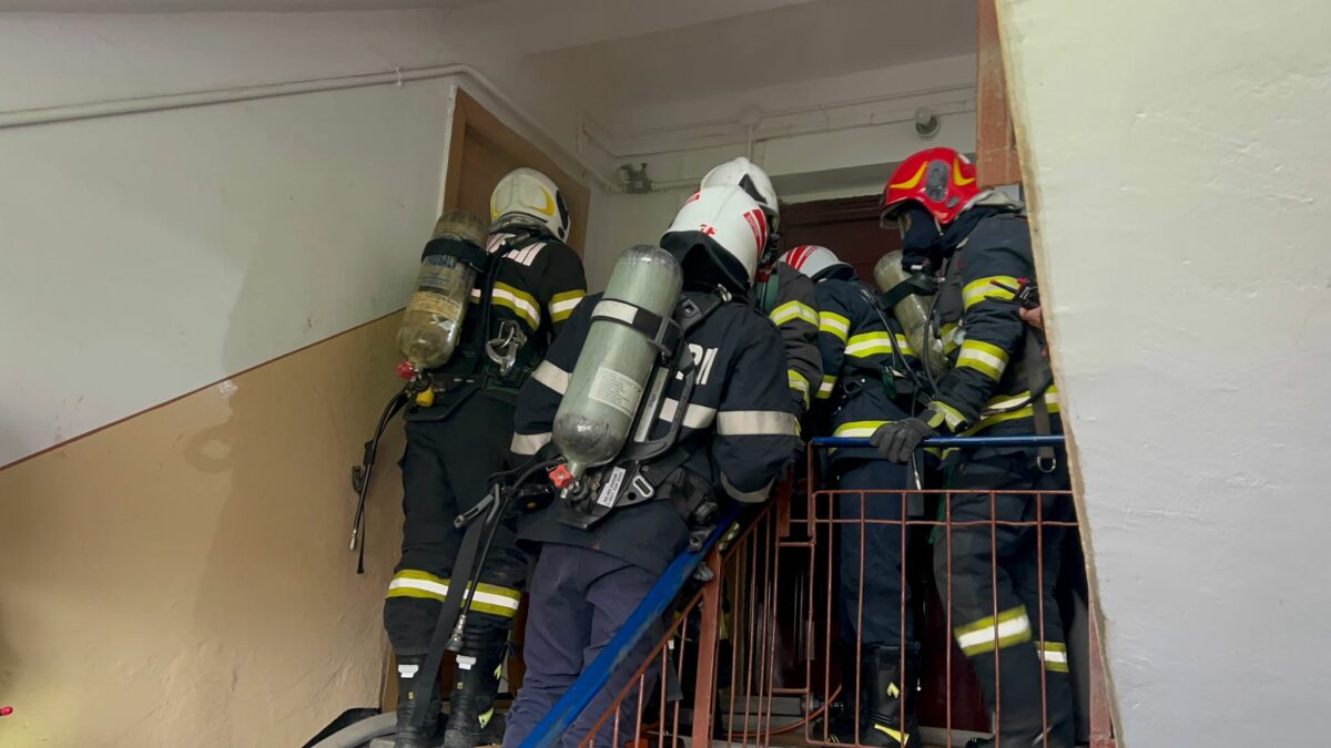 foto: incendiu într-un apartament pe strada arieșului - bărbat găsit inconștient în locuință