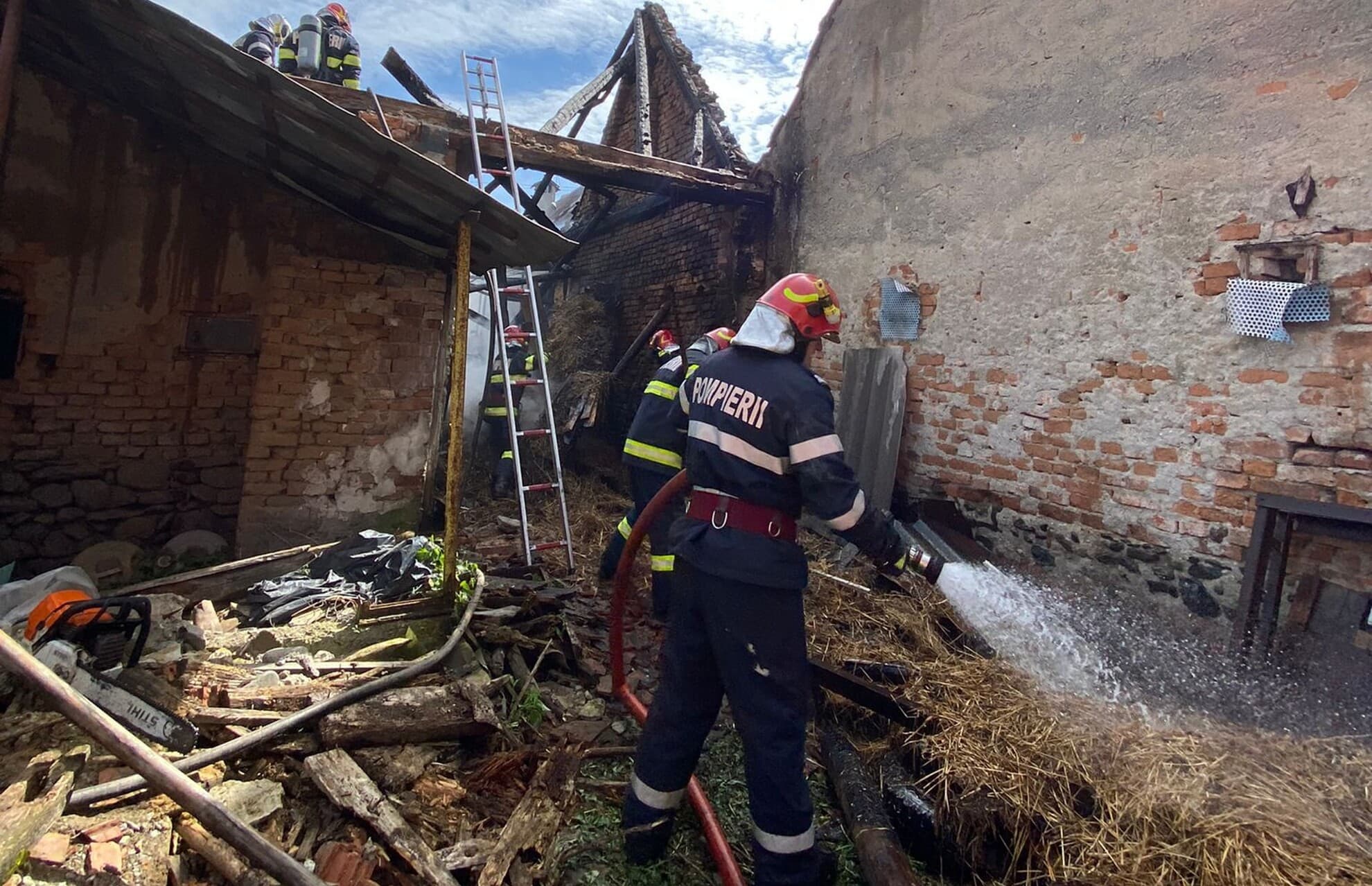 foto: patru incendii stinse de pompierii sibieni în weekend - o șură și tomberoane, distruse de flăcări