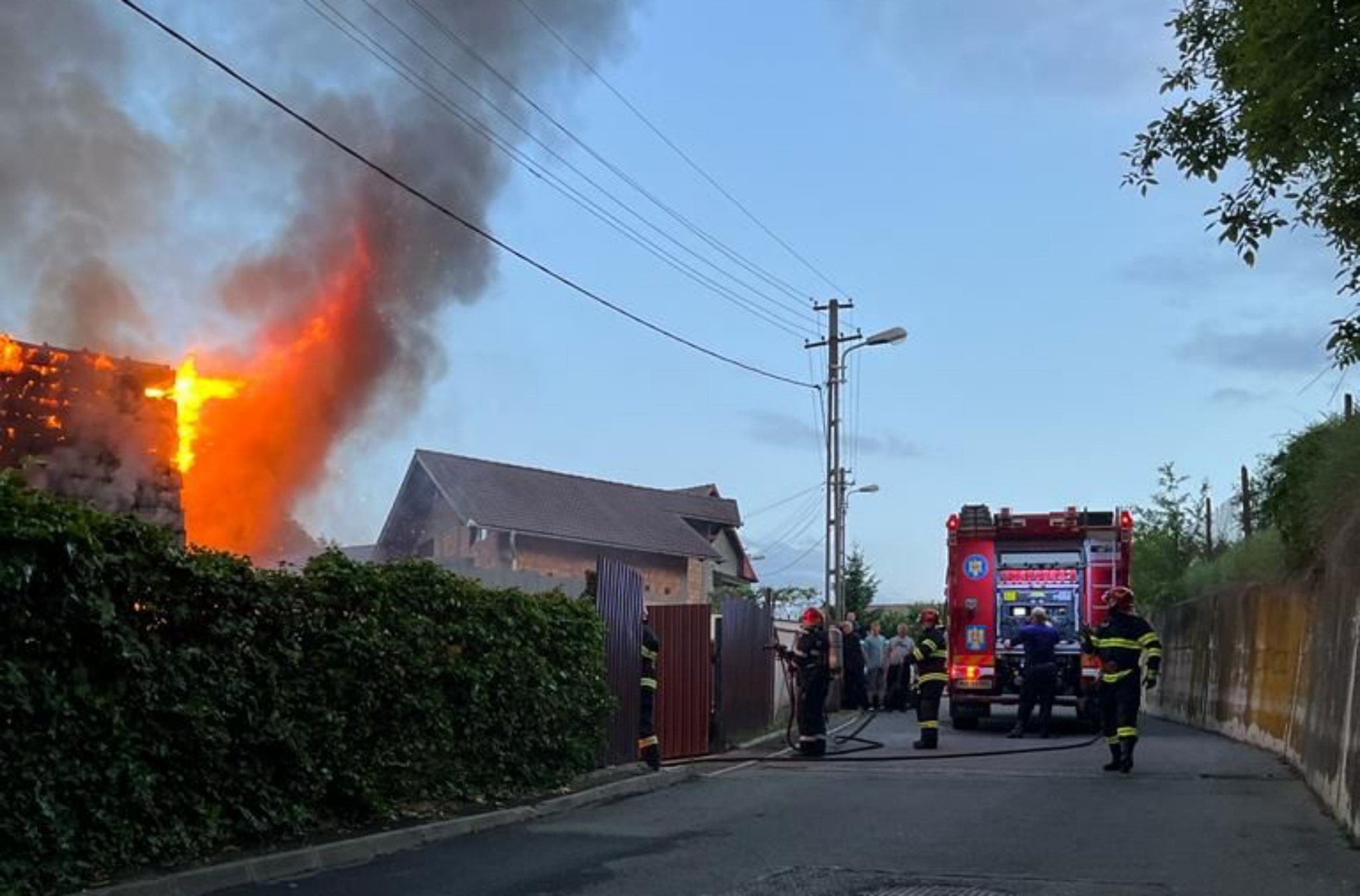 FOTO: Cinci incendii stinse de pompieri în weekend - Fetiță cu arsuri pe corp, dusă la spital