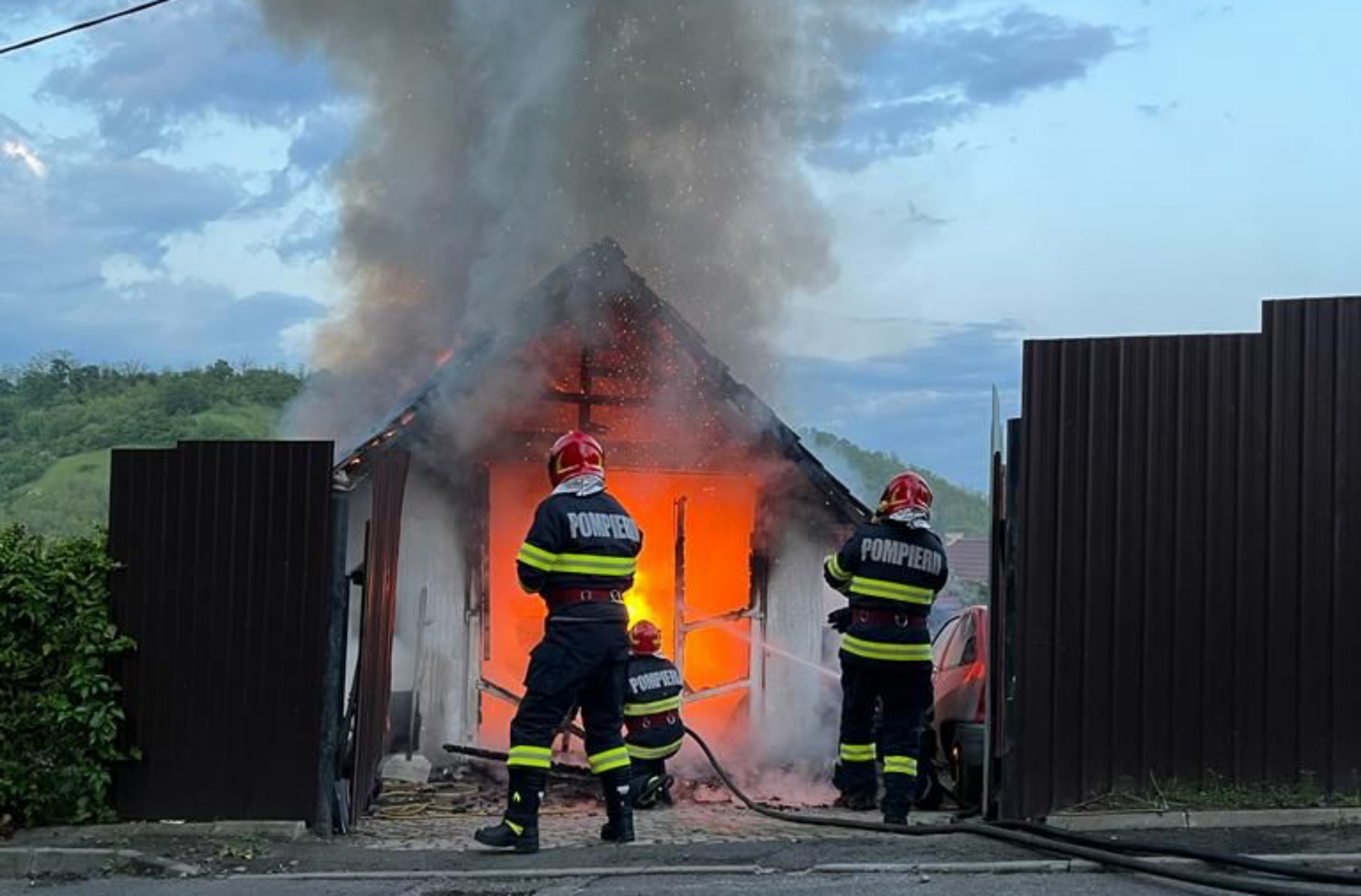 FOTO: Cinci incendii stinse de pompieri în weekend - Fetiță cu arsuri pe corp, dusă la spital