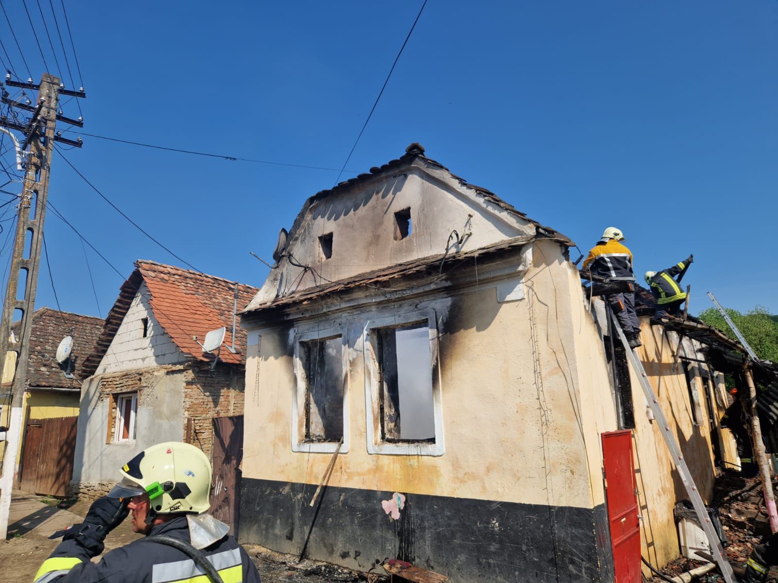 FOTO: Cinci incendii stinse de pompieri în weekend - Fetiță cu arsuri pe corp, dusă la spital