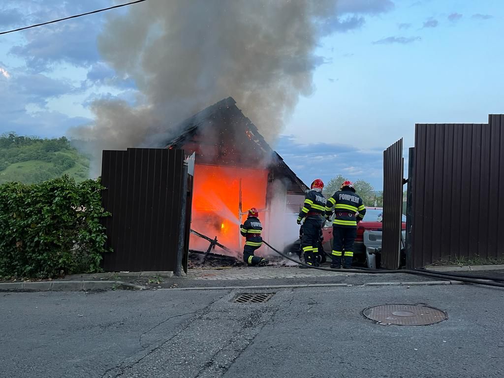 FOTO: Cinci incendii stinse de pompieri în weekend - Fetiță cu arsuri pe corp, dusă la spital