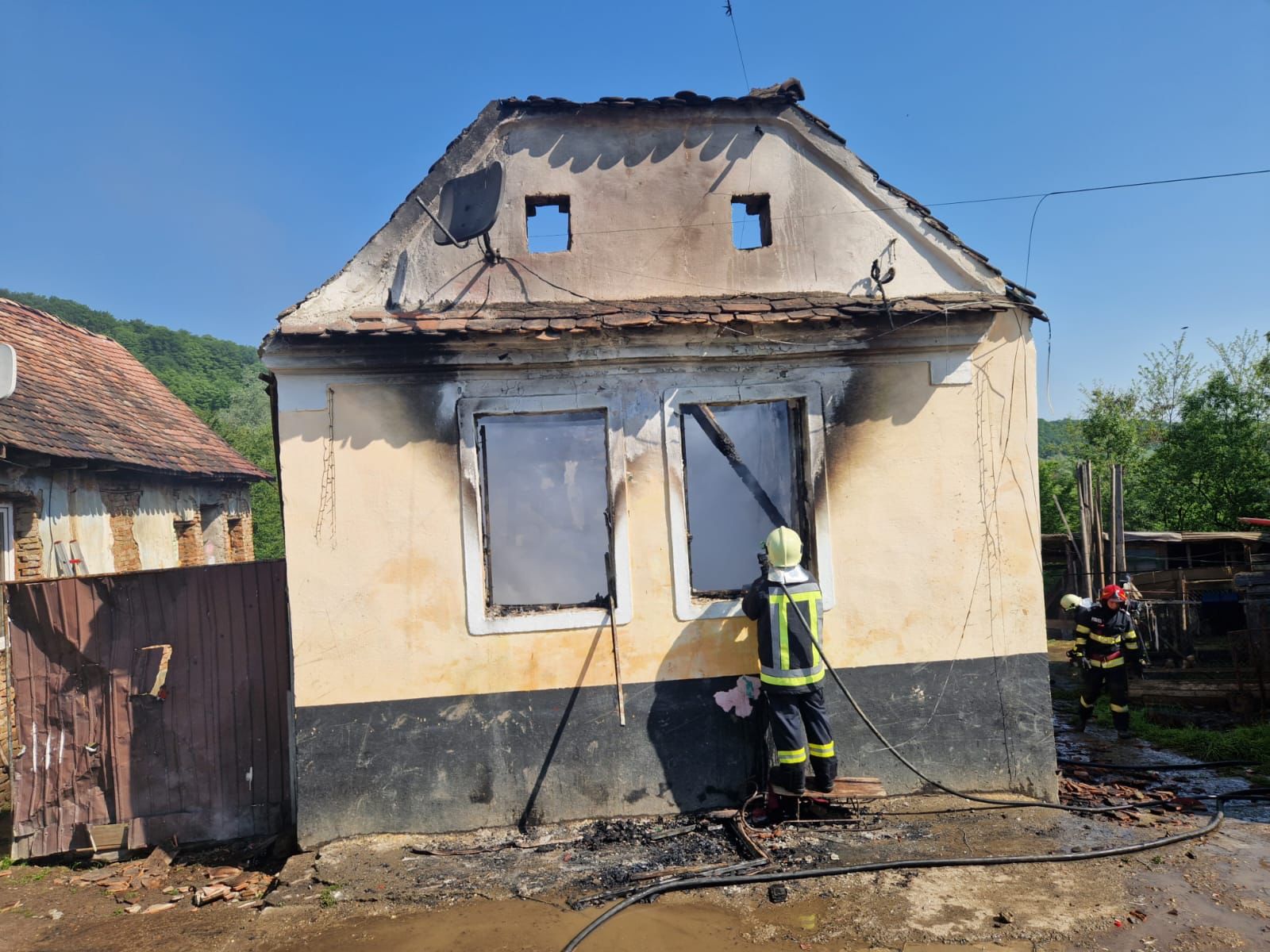 FOTO: Cinci incendii stinse de pompieri în weekend - Fetiță cu arsuri pe corp, dusă la spital