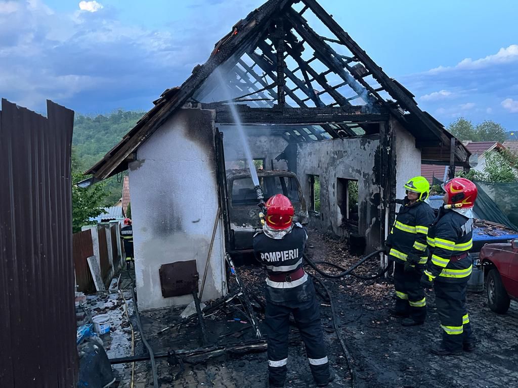 FOTO: Cinci incendii stinse de pompieri în weekend - Fetiță cu arsuri pe corp, dusă la spital