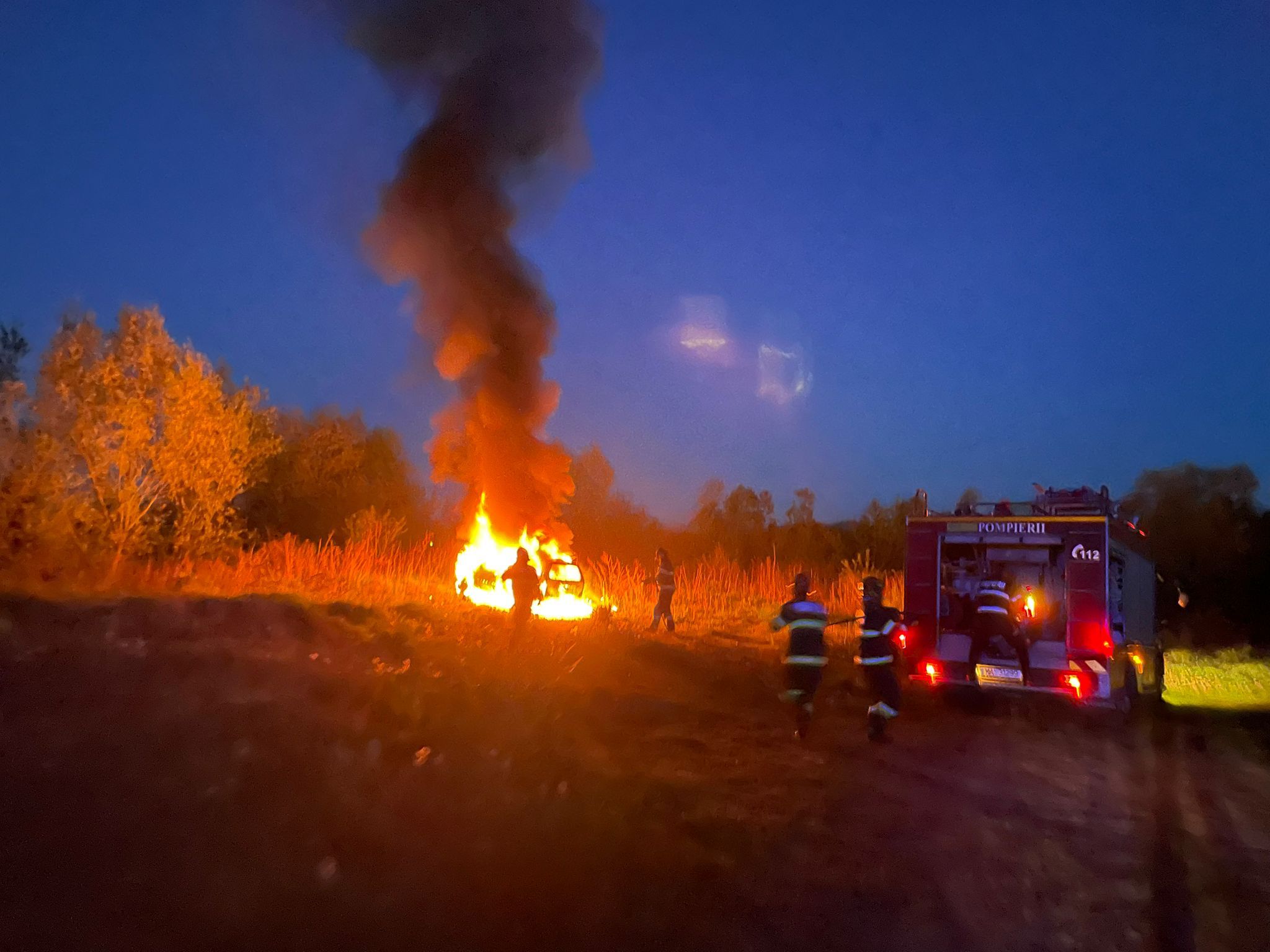 mașină incendiată pe un câmp din zona străzii orzului
