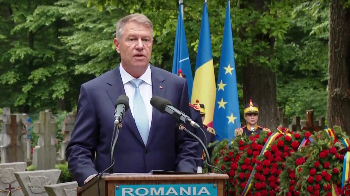 video klaus iohannis a participat la festivitățile de ziua eroilor la sibiu - „națiunea română vă este recunoscătoare”