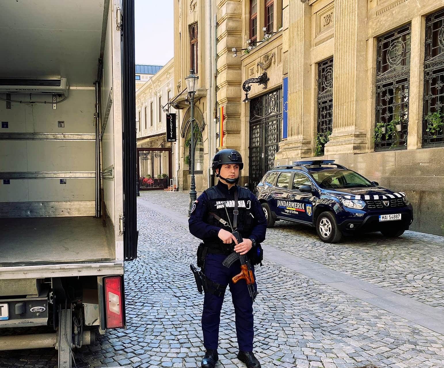 FOTO: Tablourile de la Muzeul Brukenthal, transportate sub paza Jandarmeriei din București la Sibiu