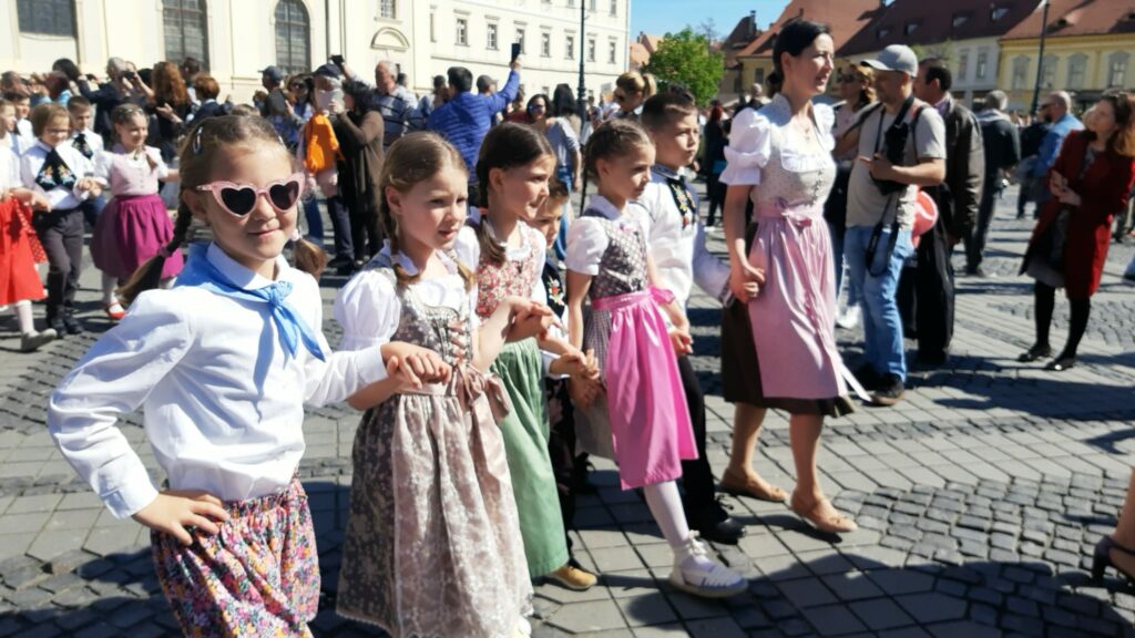 FOTO VIDEO Sute de oameni în centrul Sibiului la „Maifest” - Sărbătoarea sașilor punctată cu muzică de fanfară, defilări și dansuri tradiționale