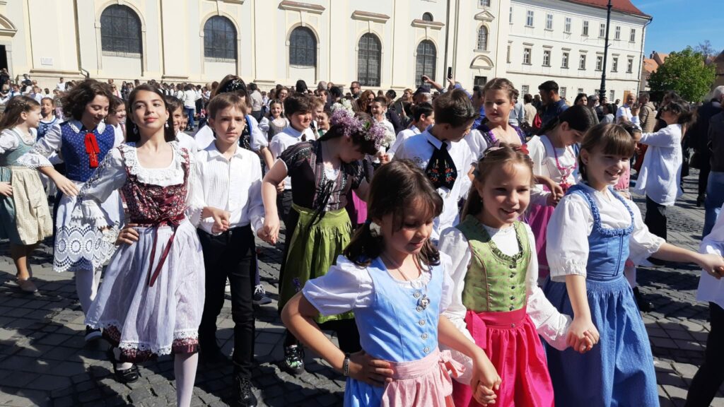 FOTO VIDEO Sute de oameni în centrul Sibiului la „Maifest” - Sărbătoarea sașilor punctată cu muzică de fanfară, defilări și dansuri tradiționale