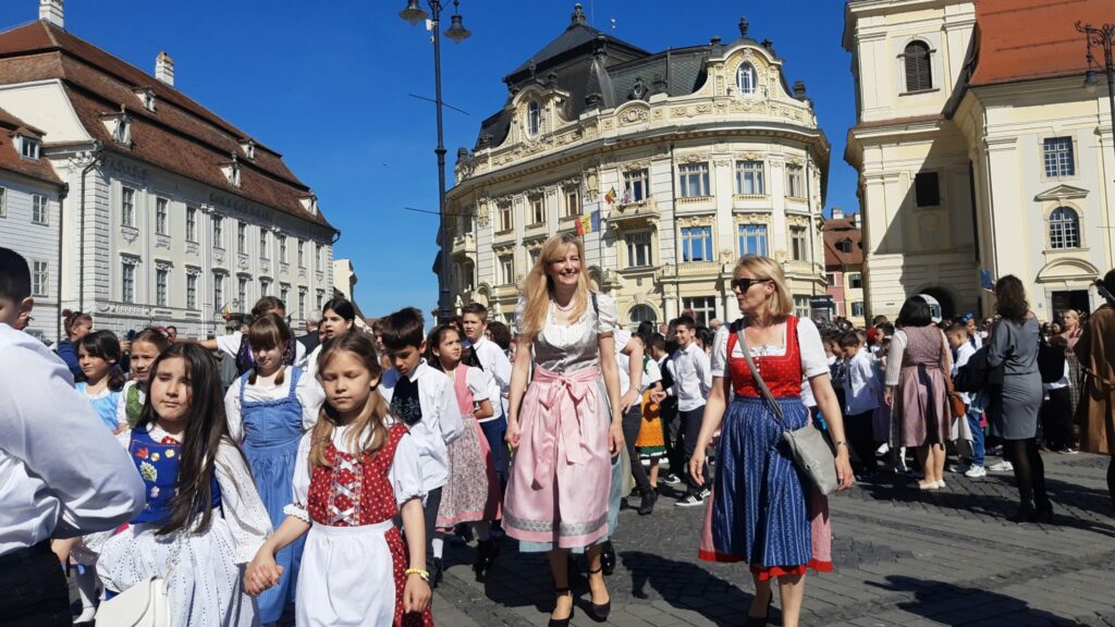 FOTO VIDEO Sute de oameni în centrul Sibiului la „Maifest” - Sărbătoarea sașilor punctată cu muzică de fanfară, defilări și dansuri tradiționale