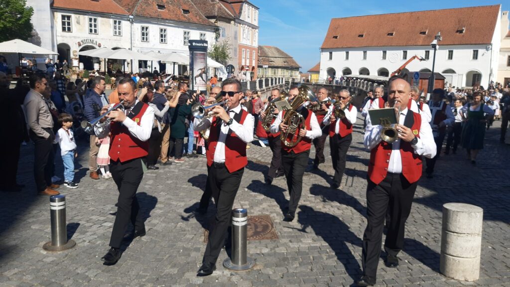 FOTO VIDEO Sute de oameni în centrul Sibiului la „Maifest” - Sărbătoarea sașilor punctată cu muzică de fanfară, defilări și dansuri tradiționale