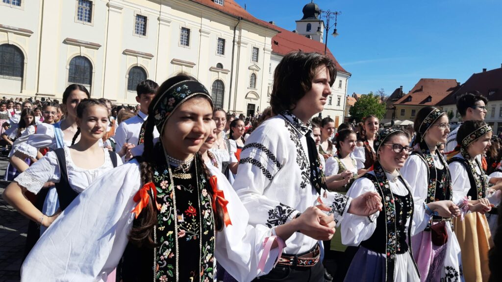 FOTO VIDEO Sute de oameni în centrul Sibiului la „Maifest” - Sărbătoarea sașilor punctată cu muzică de fanfară, defilări și dansuri tradiționale