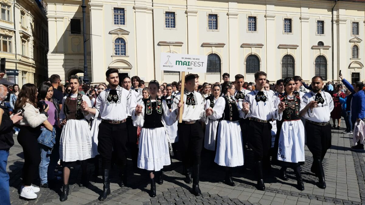 FOTO VIDEO Sute de oameni în centrul Sibiului la „Maifest” - Sărbătoarea sașilor punctată cu muzică de fanfară, defilări și dansuri tradiționale