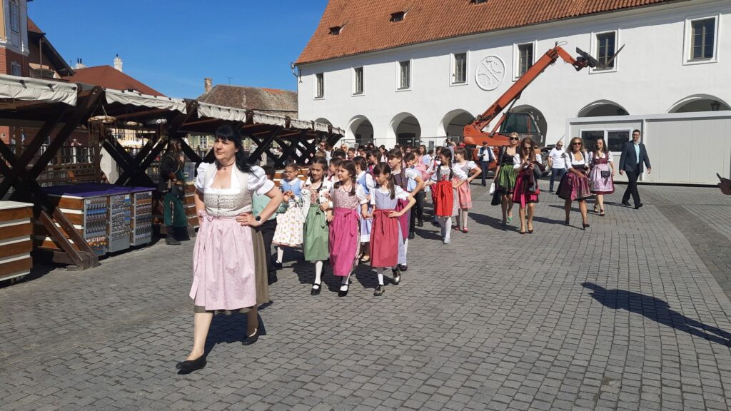 FOTO VIDEO Sute de oameni în centrul Sibiului la „Maifest” - Sărbătoarea sașilor punctată cu muzică de fanfară, defilări și dansuri tradiționale