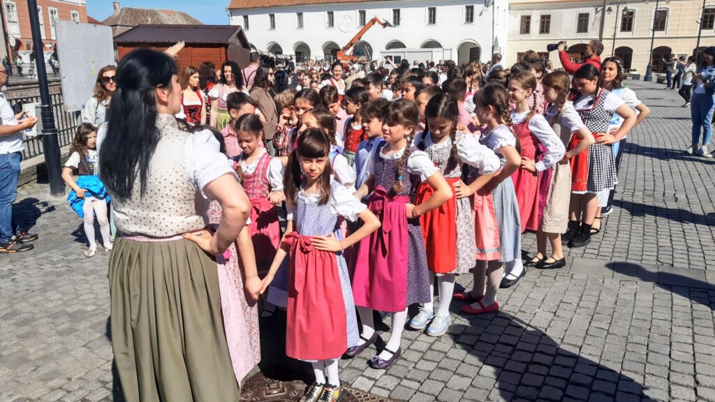 FOTO VIDEO Sute de oameni în centrul Sibiului la „Maifest” - Sărbătoarea sașilor punctată cu muzică de fanfară, defilări și dansuri tradiționale