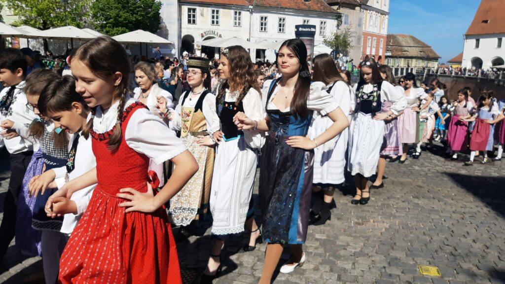 FOTO VIDEO Sute de oameni în centrul Sibiului la „Maifest” - Sărbătoarea sașilor punctată cu muzică de fanfară, defilări și dansuri tradiționale