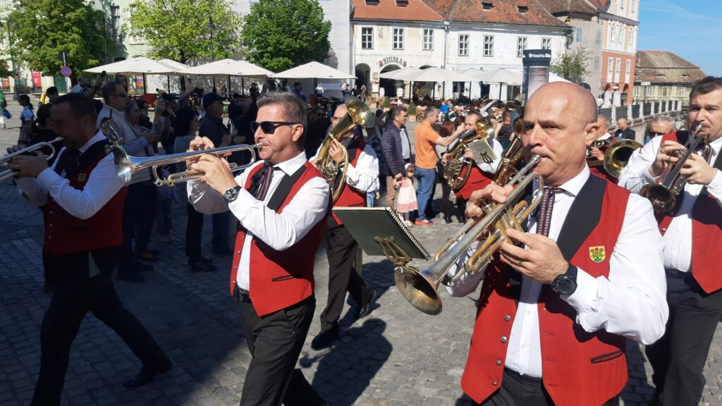 FOTO VIDEO Sute de oameni în centrul Sibiului la „Maifest” - Sărbătoarea sașilor punctată cu muzică de fanfară, defilări și dansuri tradiționale