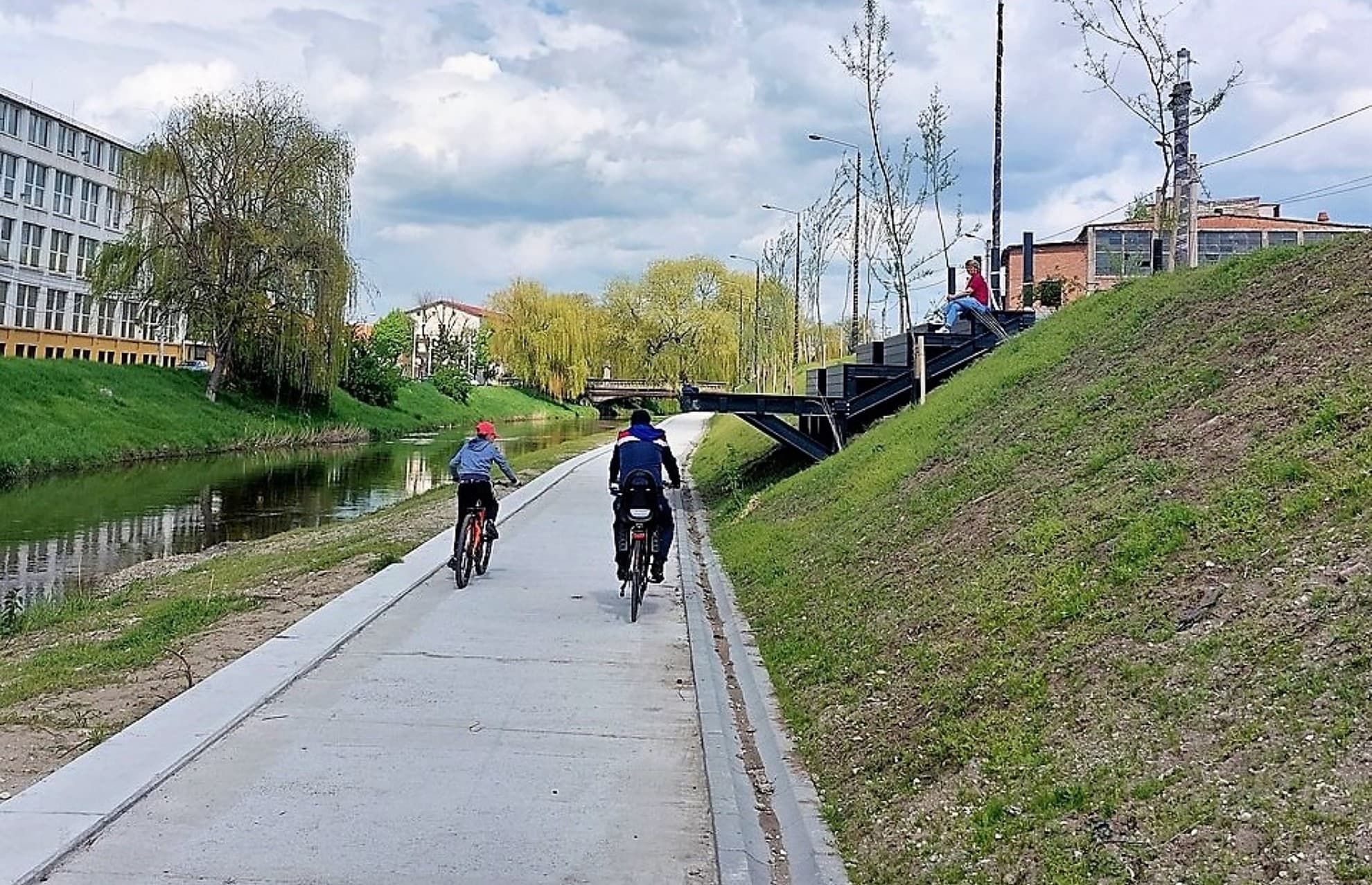 FOTO: Pericol pentru bicicliști pe malul Cibinului - Apostoiu: „Platforma iese periculos de mult deasupra pistei”