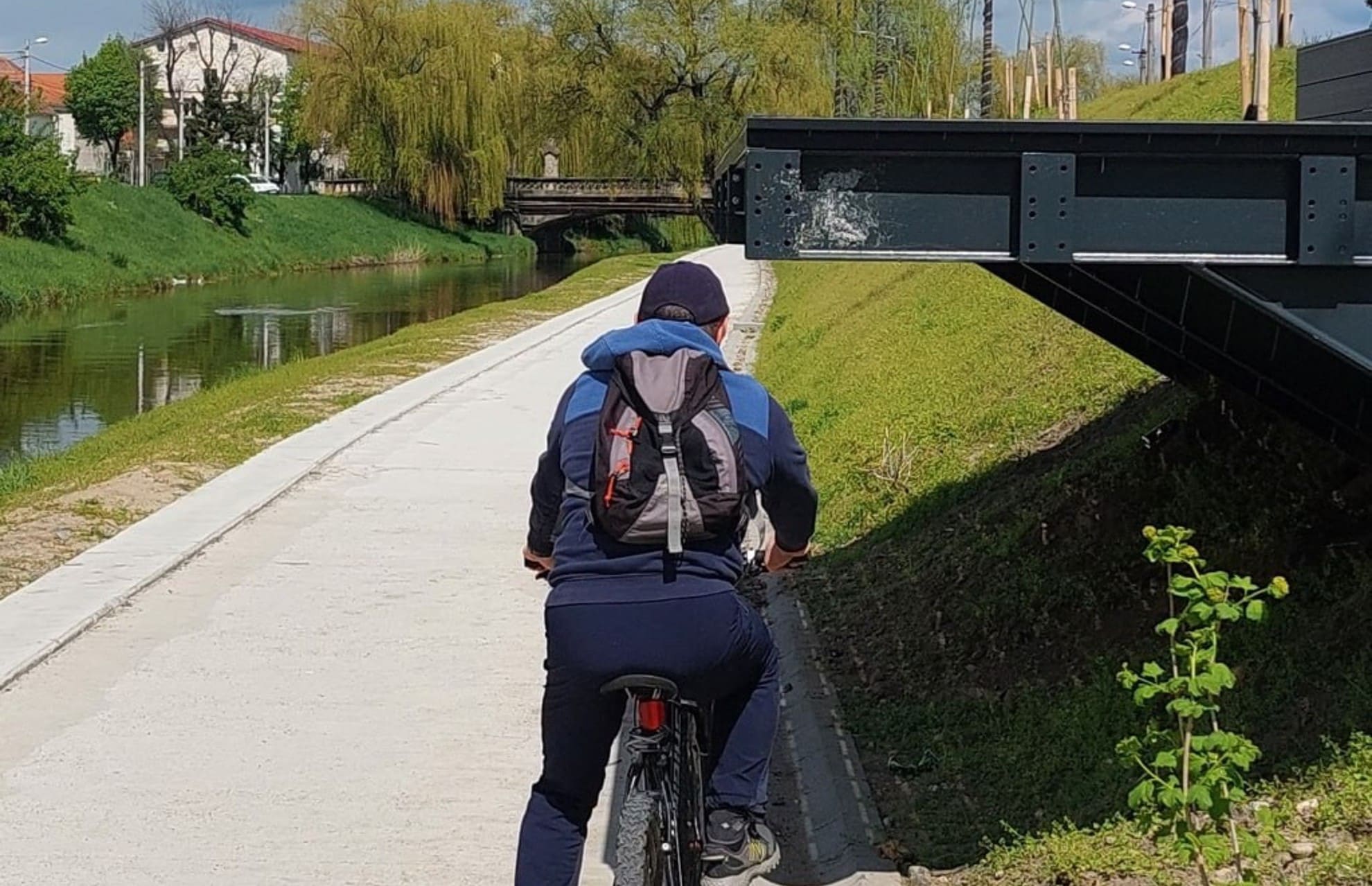 FOTO: Pericol pentru bicicliști pe malul Cibinului - Apostoiu: „Platforma iese periculos de mult deasupra pistei”