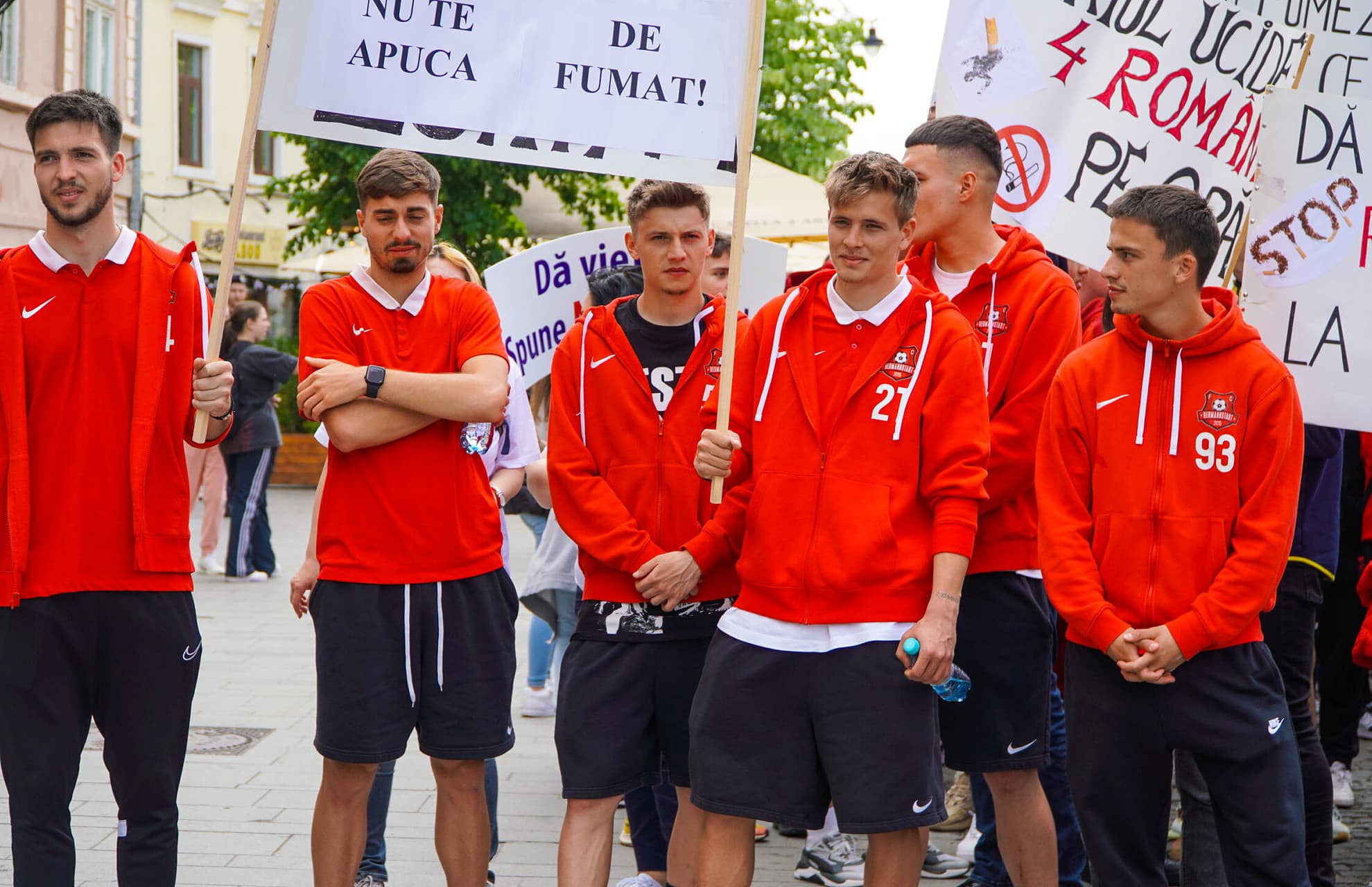 foto video sute de sibieni la „marșul sănătății plămânilor” - le-au dat mere fumătorilor și au ars țigările în piața mare