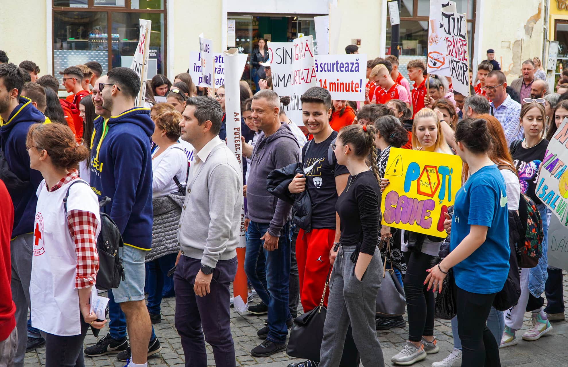 FOTO VIDEO Sute de sibieni la „Marșul Sănătății Plămânilor” - Le-au dat mere fumătorilor și au ars țigările în Piața Mare