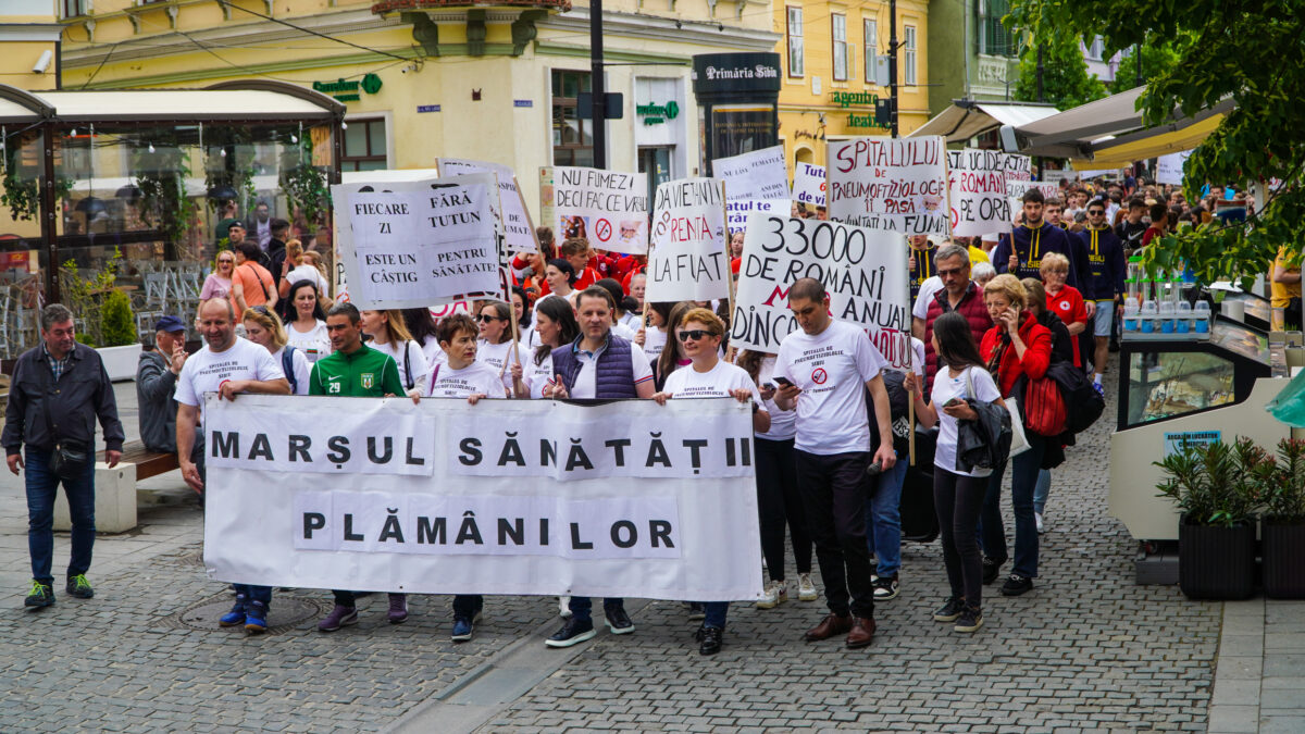 FOTO VIDEO Sute de sibieni la „Marșul Sănătății Plămânilor” - Le-au dat mere fumătorilor și au ars țigările în Piața Mare