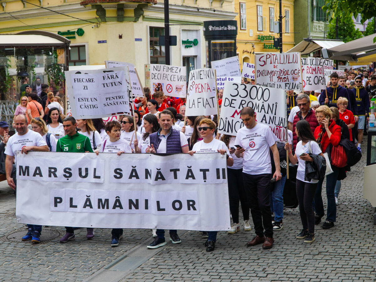 FOTO VIDEO Sute de sibieni la „Marșul Sănătății Plămânilor” - Le-au dat mere fumătorilor și au ars țigările în Piața Mare