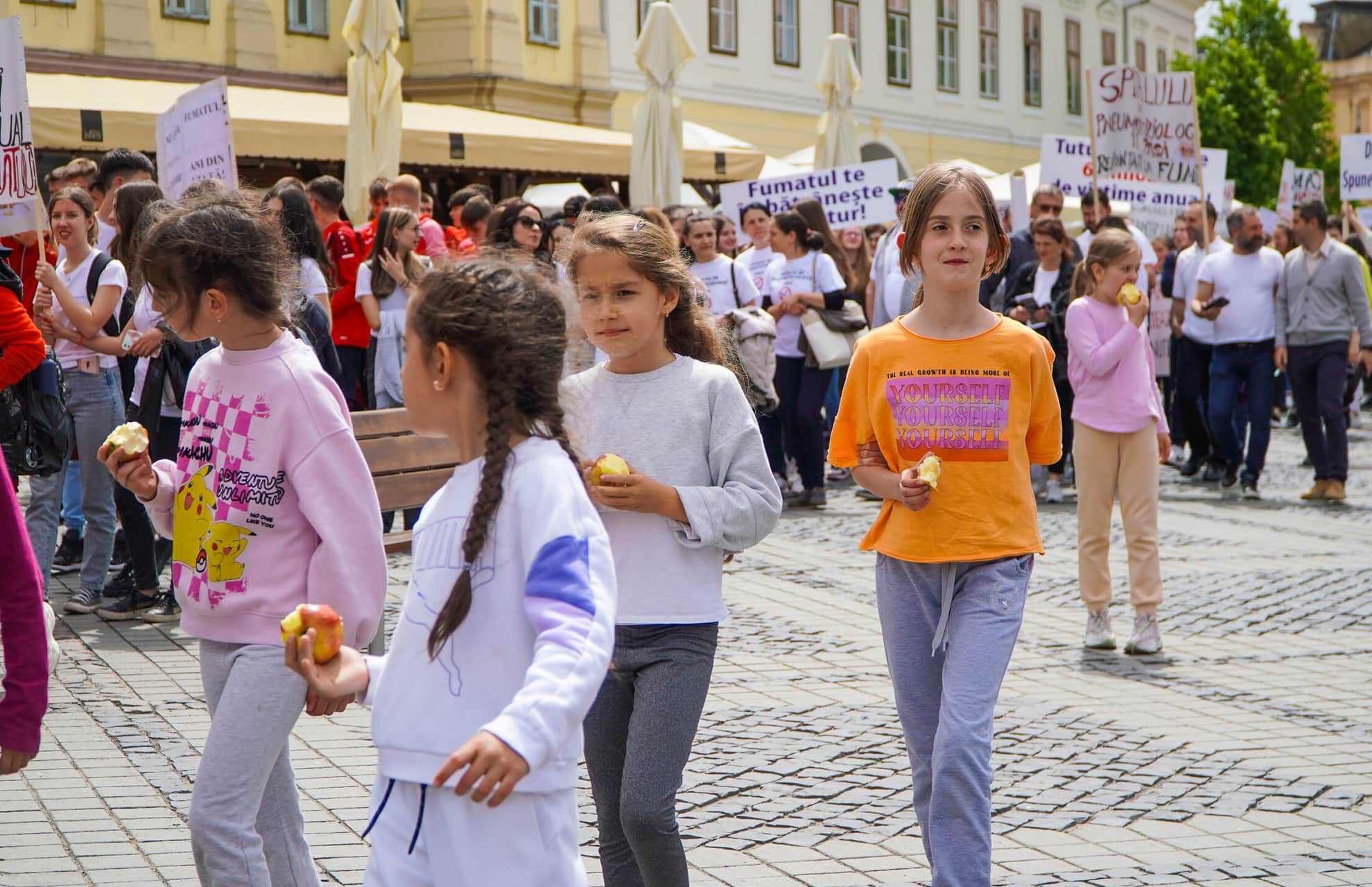 foto video sute de sibieni la „marșul sănătății plămânilor” - le-au dat mere fumătorilor și au ars țigările în piața mare