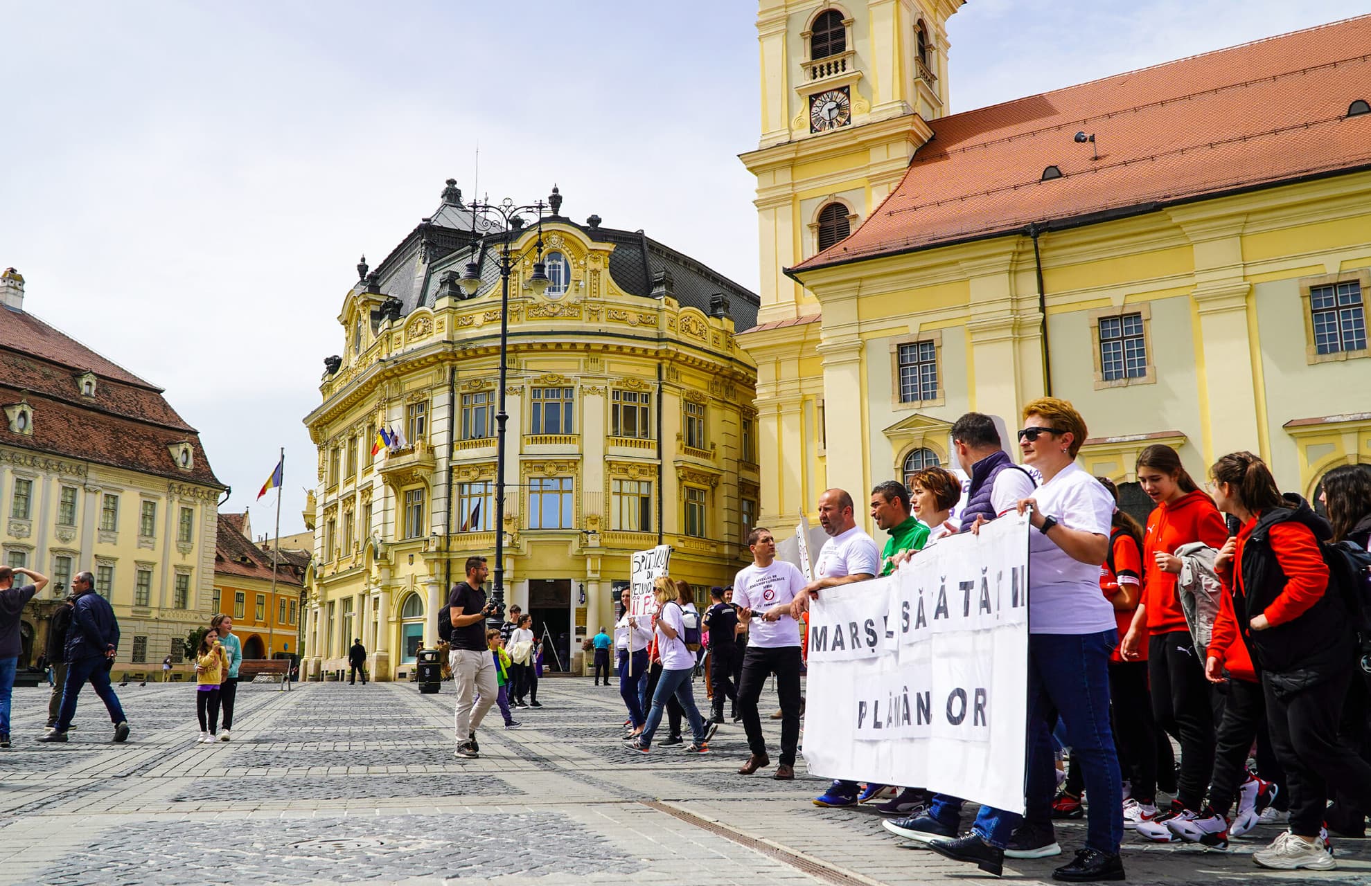 FOTO VIDEO Sute de sibieni la „Marșul Sănătății Plămânilor” - Le-au dat mere fumătorilor și au ars țigările în Piața Mare