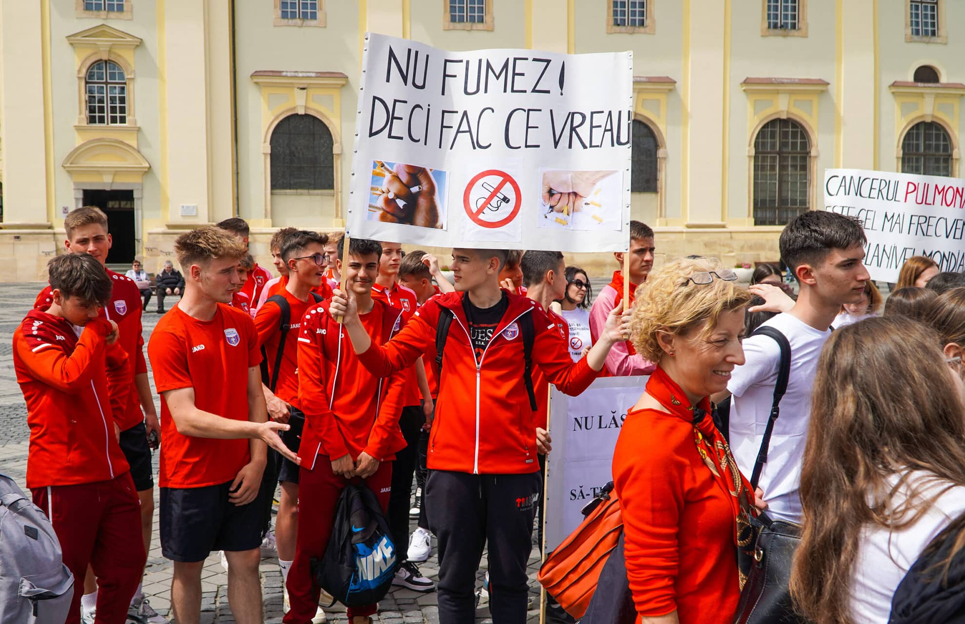 FOTO VIDEO Sute de sibieni la „Marșul Sănătății Plămânilor” - Le-au dat mere fumătorilor și au ars țigările în Piața Mare