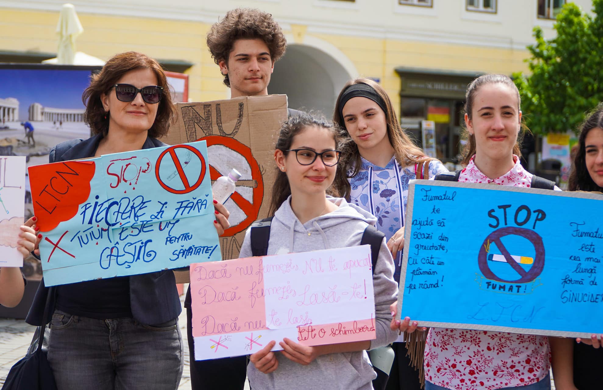 FOTO VIDEO Sute de sibieni la „Marșul Sănătății Plămânilor” - Le-au dat mere fumătorilor și au ars țigările în Piața Mare